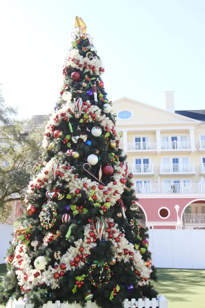 DisneyBoardwalkChristmasTreeOutdoor